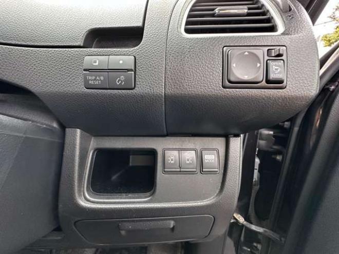 セレナ2.0 ハイウェイスター Vセレクション 4WD　両側ワンタッチオートスライドドア　アイドリングトップ　横滑り防止装置　プッシュスタート　クルーズコントロール　社外アルミホイール夏 2000