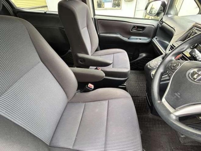 ヴォクシー2.0 X 4WD　電動スライドドア　冬タイヤセット　ドラレコ　アクセル踏み間違い防止装置 ナビTVバックモニター 2000