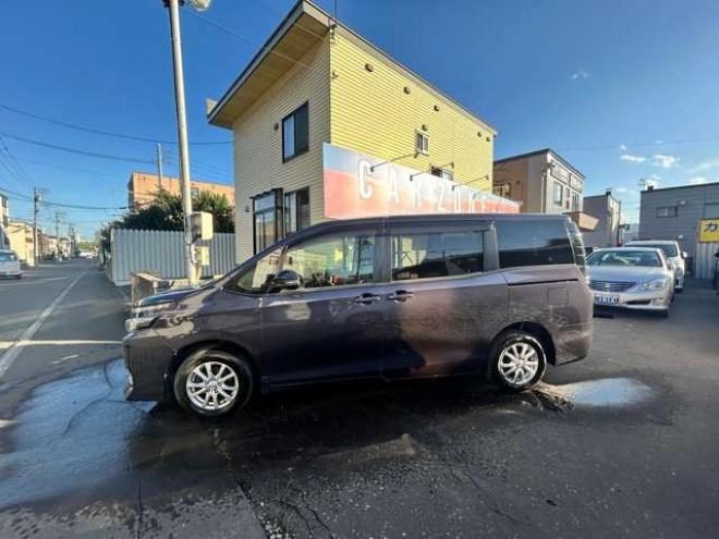 ヴォクシー2.0 X 4WD　電動スライドドア　冬タイヤセット　ドラレコ　アクセル踏み間違い防止装置 ナビTVバックモニター 2000