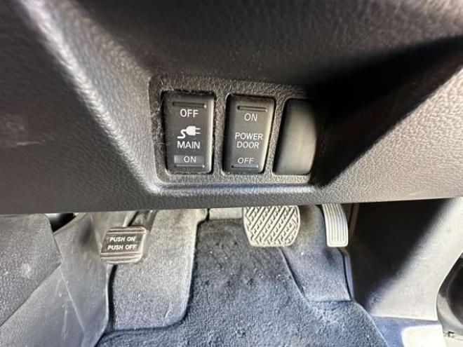 セレナ2.0 ハイウェイスター 4WD　ワンオーナー　両側ワンタッチオートスライドドア　ETC　横滑り防止装置　アイドリングストップ　バックモニター 2000