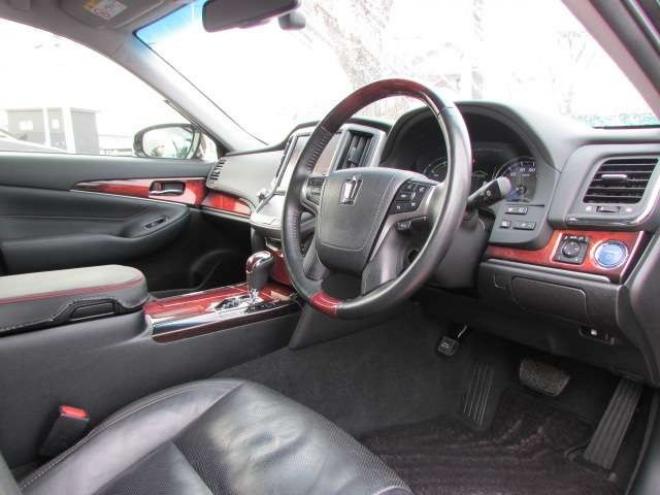 マジェスタ2.5 Four 4WD　プリクラッシュセーフティー/純正ナビ/フルセグTV/バックカメラ/LEDヘッドライト/ビルトインETC/全席シートヒーター/パワーシート/グリップヒーター/レーダークルーズコントロール 2500