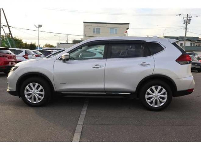 エクストレイル2.0 20S ハイブリッド 4WD　純正フルセグナビ　ETC　アラウンドビューカメラ　パーキングアシスト　ヒルディセントコントロール　クルーズコントロール　パーキングソナー 2000