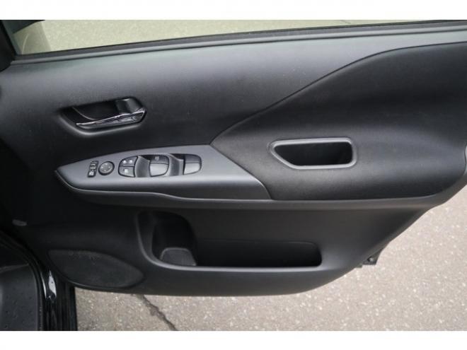 セレナ2.0 B 4WD　社外CDプレイヤー　アラウンドビューモニター　クルーズコントロール　エマージェンシーブレーキ　車線逸脱防止支援　パーキングセンサー 2000