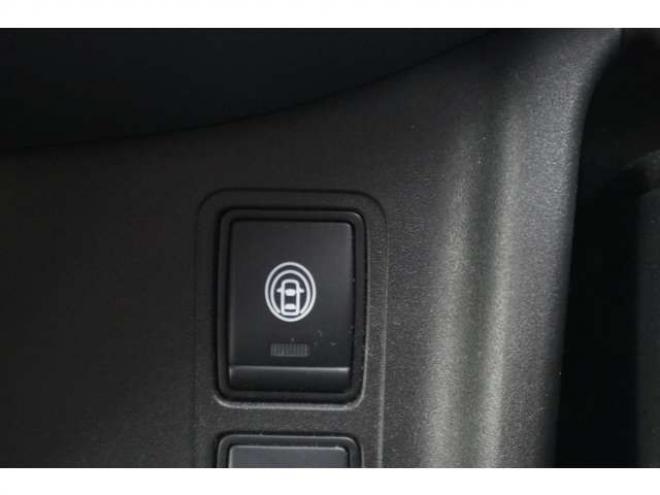 セレナ2.0 B 4WD　社外CDプレイヤー　アラウンドビューモニター　クルーズコントロール　エマージェンシーブレーキ　車線逸脱防止支援　パーキングセンサー 2000