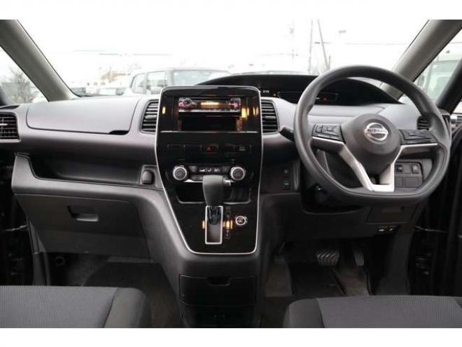 セレナ2.0 B 4WD　社外CDプレイヤー　アラウンドビューモニター　クルーズコントロール　エマージェンシーブレーキ　車線逸脱防止支援　パーキングセンサー 2000