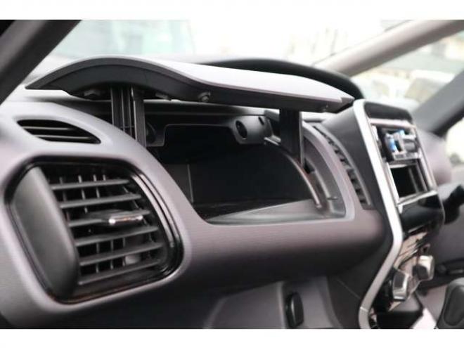 セレナ2.0 B 4WD　社外CDプレイヤー　アラウンドビューモニター　クルーズコントロール　エマージェンシーブレーキ　車線逸脱防止支援　パーキングセンサー 2000