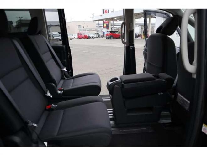 セレナ2.0 B 4WD　社外CDプレイヤー　アラウンドビューモニター　クルーズコントロール　エマージェンシーブレーキ　車線逸脱防止支援　パーキングセンサー 2000