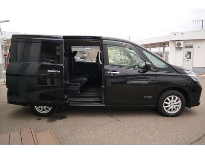 セレナ2.0 B 4WD　社外CDプレイヤー　アラウンドビューモニター　クルーズコントロール　エマージェンシーブレーキ　車線逸脱防止支援　パーキングセンサー 2000