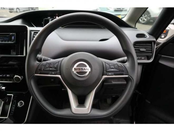 セレナ2.0 B 4WD　社外CDプレイヤー　アラウンドビューモニター　クルーズコントロール　エマージェンシーブレーキ　車線逸脱防止支援　パーキングセンサー 2000