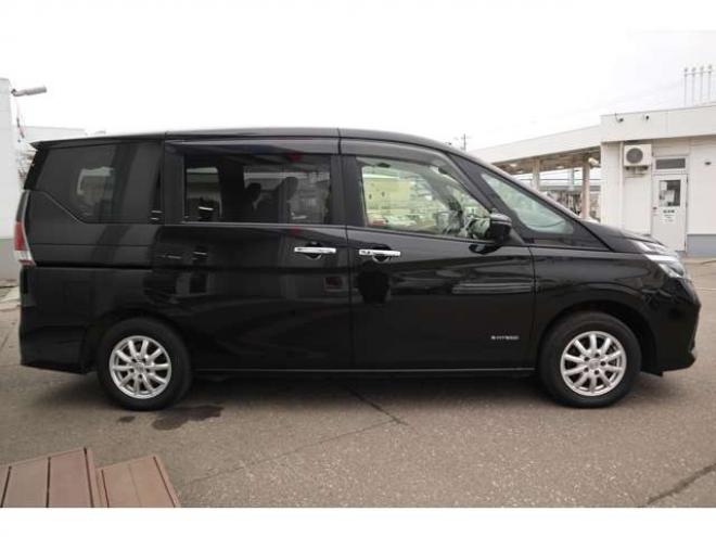 セレナ2.0 B 4WD　社外CDプレイヤー　アラウンドビューモニター　クルーズコントロール　エマージェンシーブレーキ　車線逸脱防止支援　パーキングセンサー 2000