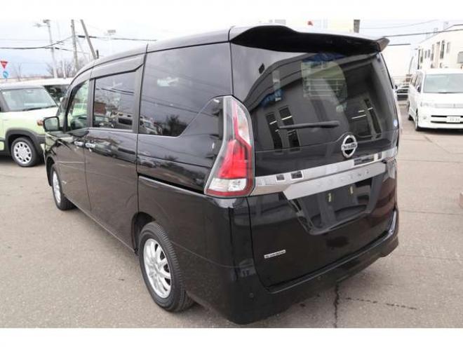 セレナ2.0 B 4WD　社外CDプレイヤー　アラウンドビューモニター　クルーズコントロール　エマージェンシーブレーキ　車線逸脱防止支援　パーキングセンサー 2000