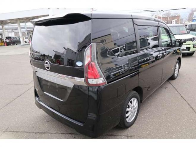 セレナ2.0 B 4WD　社外CDプレイヤー　アラウンドビューモニター　クルーズコントロール　エマージェンシーブレーキ　車線逸脱防止支援　パーキングセンサー 2000