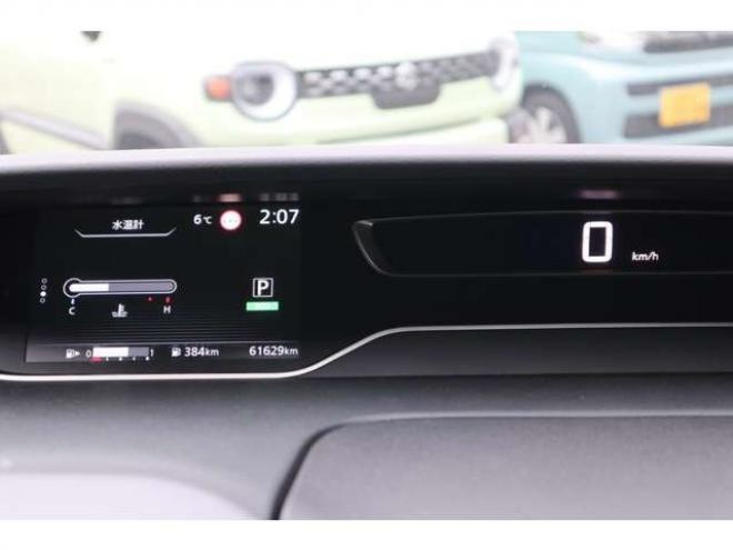 セレナ2.0 B 4WD　社外CDプレイヤー　アラウンドビューモニター　クルーズコントロール　エマージェンシーブレーキ　車線逸脱防止支援　パーキングセンサー 2000