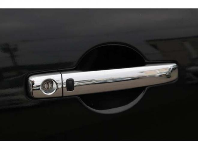 セレナ2.0 B 4WD　社外CDプレイヤー　アラウンドビューモニター　クルーズコントロール　エマージェンシーブレーキ　車線逸脱防止支援　パーキングセンサー 2000