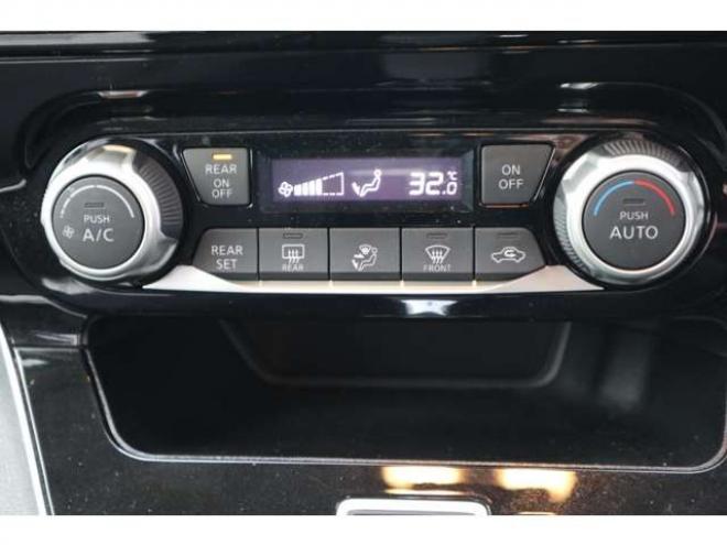 セレナ2.0 B 4WD　社外CDプレイヤー　アラウンドビューモニター　クルーズコントロール　エマージェンシーブレーキ　車線逸脱防止支援　パーキングセンサー 2000