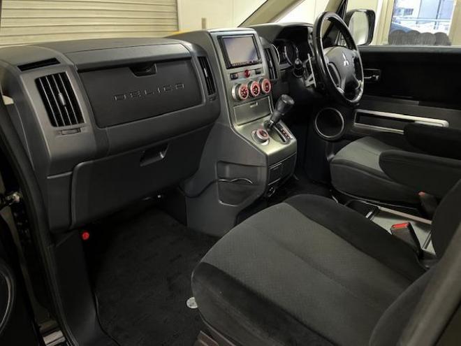 デリカＤ：５　本州仕入　ワンオーナー　寒冷地仕様　禁煙車　両側パワースライドドア　アルパインリアモニター　新品ＴＯＹＯホワイトレター　新品ＪＡＯＳブラックマッドガード　社外１６ＡＷ＋スタッドレスタイヤ付　ＥＴＣ 4WD 2400 5Dr