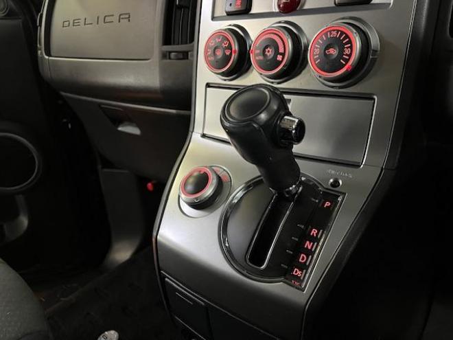 デリカＤ：５　本州仕入　ワンオーナー　寒冷地仕様　禁煙車　両側パワースライドドア　アルパインリアモニター　新品ＴＯＹＯホワイトレター　新品ＪＡＯＳブラックマッドガード　社外１６ＡＷ＋スタッドレスタイヤ付　ＥＴＣ 4WD 2400 5Dr