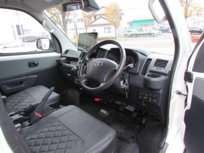 タウンエースバン1.5 GL 4WD　パートタイム4WD　ディスプレイオーディオ　リアヒーター　リアフォグ　GRIPMAX　MUDRAGE　M/Tホワイト　アイドリングストップ　横滑り防止　　フローティングビッグCarPlay対応　Bluetooth　社外14インチAW 1500