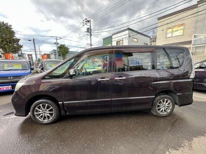 セレナ2.0 ハイウェイスター Vセレクション 4WD　両側ワンタッチオートスライドドア　アイドリングトップ　横滑り防止装置　プッシュスタート　クルーズコントロール　社外アルミホイール夏 2000