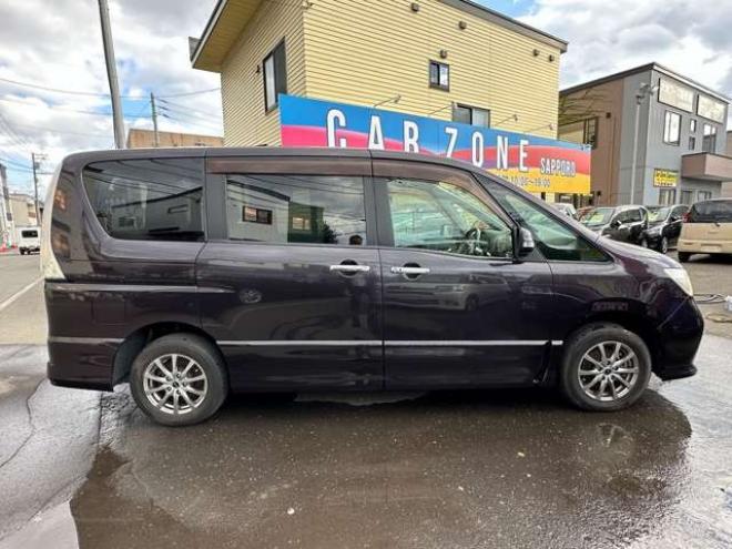 セレナ2.0 ハイウェイスター Vセレクション 4WD　両側ワンタッチオートスライドドア　アイドリングトップ　横滑り防止装置　プッシュスタート　クルーズコントロール　社外アルミホイール夏 2000