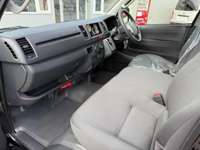 ハイエースバン2.8 DX ロング ディーゼルターボ 4WD　登録未使用車　寒冷地仕様　パノラミックビューモニター　デジタインナーミラー　LEDヘッドランプ　電動格納ミラーヒータ付　リアAC　リアヒーター　スライドドアイージークローザー　バックドアイージークローザー 登録済未使用車 2800