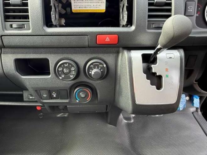 ハイエースバン2.8 DX ロング ディーゼルターボ 4WD　登録未使用車　寒冷地仕様　パノラミックビューモニター　デジタインナーミラー　LEDヘッドランプ　電動格納ミラーヒータ付　リアAC　リアヒーター　スライドドアイージークローザー　バックドアイージークローザー 登録済未使用車 2800