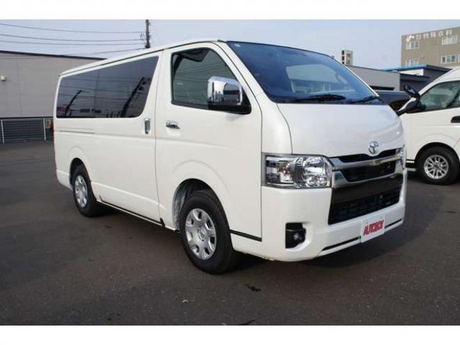 ハイエースバン2.8 スーパーGL ダークプライム S ロングボディ ディーゼルターボ 4WD　ダークプライムS　登録済未使用車　4WD　両側パワースライドドア　デジタルインナーミラー　全方位カメラ　バックカメラ　寒冷地仕様　プッシュスタート　スマートキー　415COBRAフラットベッドキット 登録済未使用車 2800