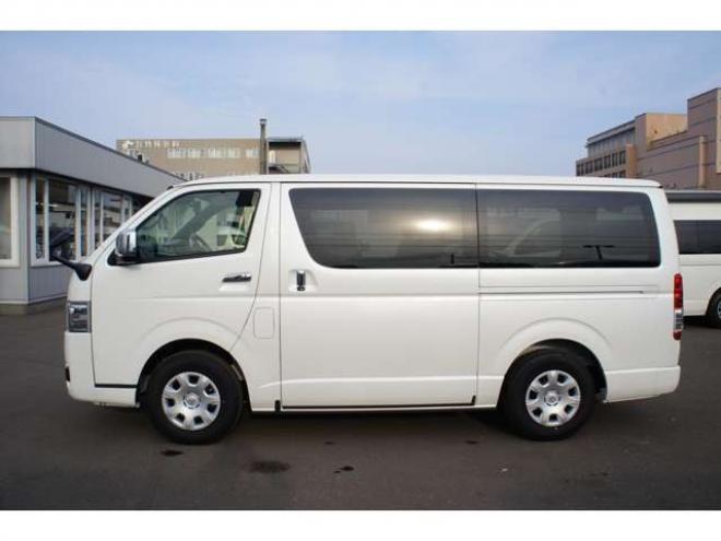 ハイエースバン2.8 スーパーGL ダークプライム S ロングボディ ディーゼルターボ 4WD　ダークプライムS　登録済未使用車　4WD　両側パワースライドドア　デジタルインナーミラー　全方位カメラ　バックカメラ　寒冷地仕様　プッシュスタート　スマートキー　415COBRAフラットベッドキット 登録済未使用車 2800