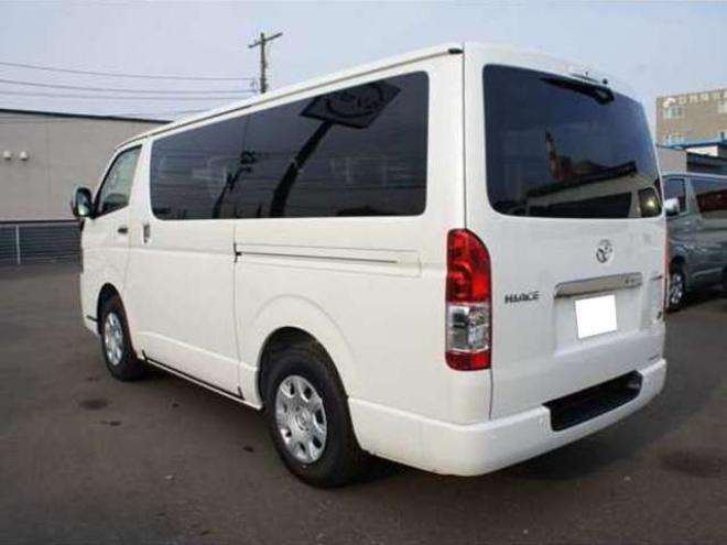 ハイエースバン2.8 スーパーGL ダークプライム S ロングボディ ディーゼルターボ 4WD　ダークプライムS　登録済未使用車　4WD　両側パワースライドドア　デジタルインナーミラー　全方位カメラ　バックカメラ　寒冷地仕様　プッシュスタート　スマートキー　415COBRAフラットベッドキット 登録済未使用車 2800