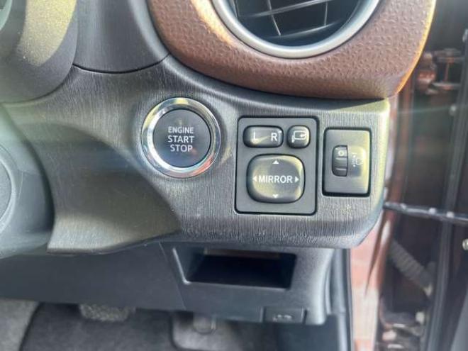 ヴィッツ1.3 ジュエラ 4WD　プッシュスタート　エンジンスターター　ナビ　バックカメラ　ワイパーデアイサー　オート4WD コーナーセンサー　電動格納ミラー 1300