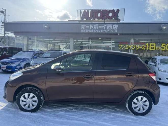 ヴィッツ1.3 ジュエラ 4WD　プッシュスタート　エンジンスターター　ナビ　バックカメラ　ワイパーデアイサー　オート4WD コーナーセンサー　電動格納ミラー 1300