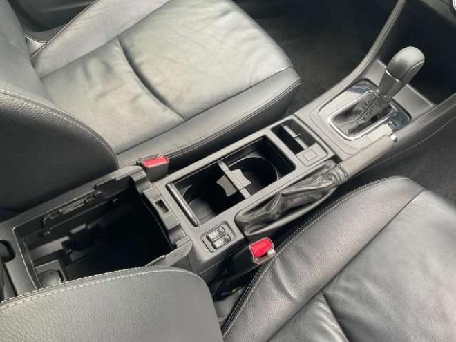 インプレッサXVハイブリッド 2.0i-L アイサイト 4WD　夏冬タイヤ付　　社外ナビTV　バックカメラ　クルコン　ETC　パワーシート　シートヒーター　ドラレコ　プッシュスタート　スターター機能付純正スマートキー　パドルシフト　Bluetooth　ワンオーナー 2000