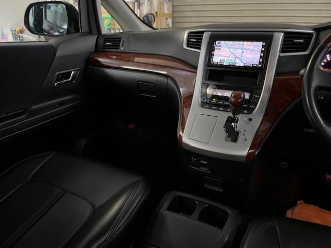 ヴェルファイア２．４Ｚ　プラチナセレクション　寒冷地仕様　禁煙車　パワーバックドア　両側パワースライドドア　ブラックレザーシートカバー　純正ＨＤＤナビ　地デジ　ＤＶＤ再生　Ｂｌｕｅｔｏｏｔｈ　リアフリップダウンモニター　ＨＩＤヘッドライト　ＥＴＣ 4WD 2400 5Dr