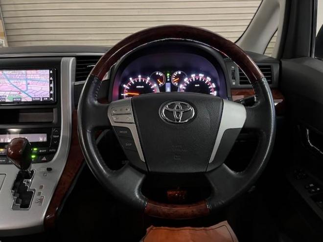 ヴェルファイア２．４Ｚ　プラチナセレクション　寒冷地仕様　禁煙車　パワーバックドア　両側パワースライドドア　ブラックレザーシートカバー　純正ＨＤＤナビ　地デジ　ＤＶＤ再生　Ｂｌｕｅｔｏｏｔｈ　リアフリップダウンモニター　ＨＩＤヘッドライト　ＥＴＣ 4WD 2400 5Dr