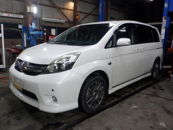 アイシス1.8 プラタナ 4WD　ナビ・TV・B/T・Bカメラ・パワスラ・寒冷地仕様・クリアランスソナー・ETC・リアヒーター・スマートキー・プッシュスタート・社外エンスタ・フォグランプ・オートエアコン 1800