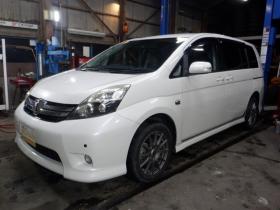 アイシス　1.8 プラタナ 4WD　ナビ・TV・B/T・Bカメラ・パワスラ・寒冷地仕様・クリアランスソナー・ETC・リアヒーター・スマートキー・プッシュスタート・社外エンスタ・フォグランプ・オートエアコン 1800