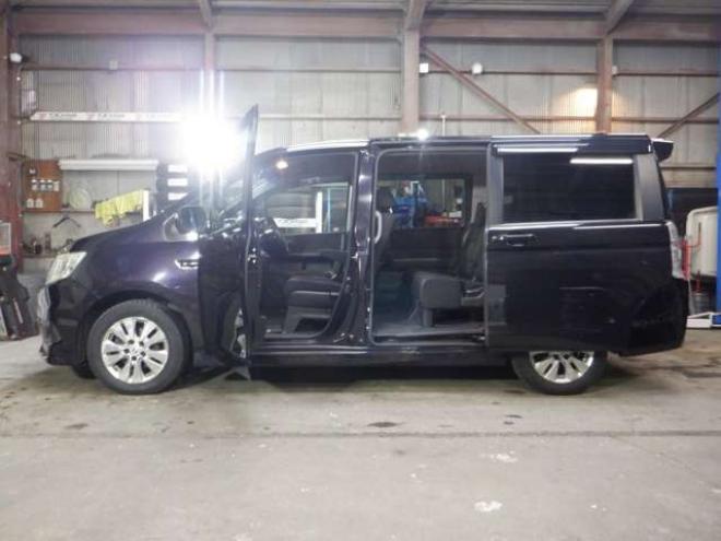 ステップワゴン2.0 スパーダ Z 4WD　ナビ・TV・Bカメラ・B/T・両側電動・スマートキー・ETC・HID・フルフラットシート・VSA・ミラーヒーター・ワイパーデアイサー・リアヒーター・オートライト 2000