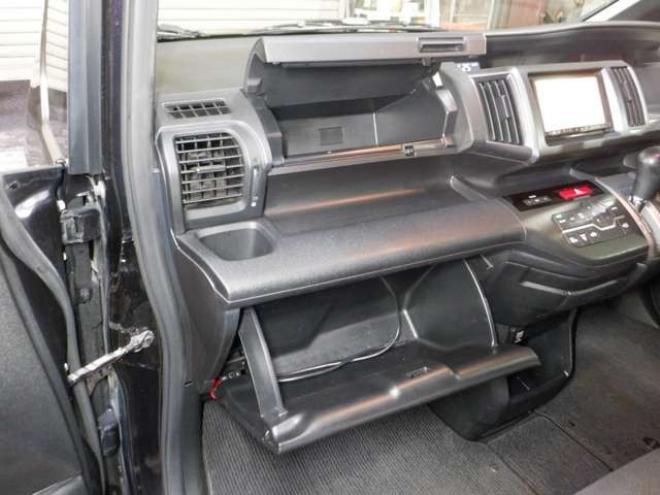 ステップワゴン2.0 スパーダ Z 4WD　ナビ・TV・Bカメラ・B/T・両側電動・スマートキー・ETC・HID・フルフラットシート・VSA・ミラーヒーター・ワイパーデアイサー・リアヒーター・オートライト 2000