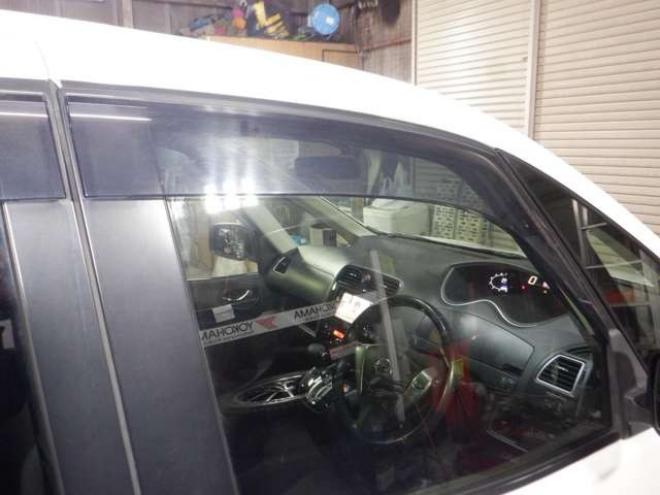 セレナ2.0 ハイウェイスター 4WD　ナビ・TV・Bカメラ・B/T・両側電動・インテリキー・プッシュスタート・アイドリングストップ・クルコン・HID・ETC・フォグランプ・純正AW・寒冷地仕様・純正エンスタ・リア席サンシェード 2000