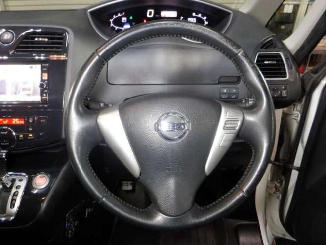 セレナ2.0 ハイウェイスター 4WD　ナビ・TV・Bカメラ・B/T・両側電動・インテリキー・プッシュスタート・アイドリングストップ・クルコン・HID・ETC・フォグランプ・純正AW・寒冷地仕様・純正エンスタ・リア席サンシェード 2000