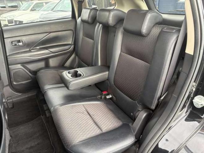 アウトランダーPHEV2.0 G ナビパッケージ 4WD　 2000