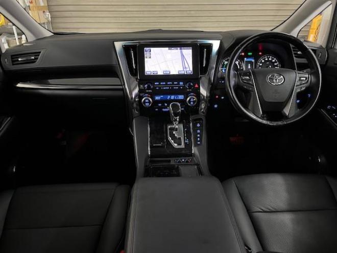 アルファードハイブリッドＳＲ　本州仕入　寒冷地仕様　禁煙車　純正ブラックレザーシート　純正１７インチＡＷ　社外１６ＡＷ＋スタッドレスタイヤ付　純正ナビ　地デジ　Ｂｌｕｅｔｏｏｔｈオーディオ　純正リアフリップダウンモニター　ＥＴＣ 4WD 2500 5Dr