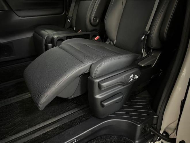 アルファードハイブリッドＳＲ　本州仕入　寒冷地仕様　禁煙車　純正ブラックレザーシート　純正１７インチＡＷ　社外１６ＡＷ＋スタッドレスタイヤ付　純正ナビ　地デジ　Ｂｌｕｅｔｏｏｔｈオーディオ　純正リアフリップダウンモニター　ＥＴＣ 4WD 2500 5Dr