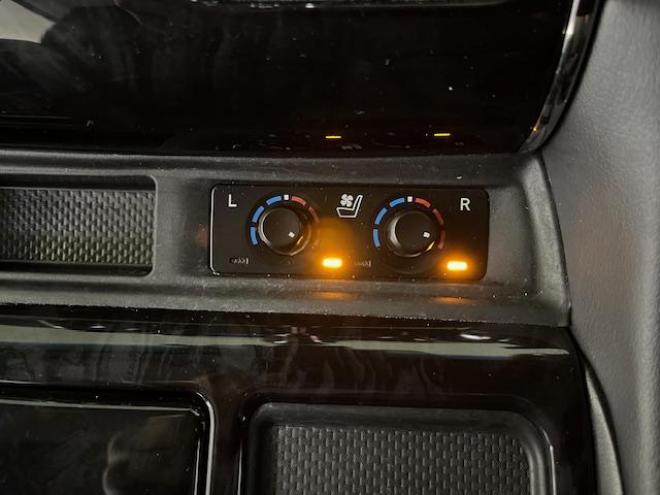 アルファードハイブリッドＳＲ　本州仕入　寒冷地仕様　禁煙車　純正ブラックレザーシート　純正１７インチＡＷ　社外１６ＡＷ＋スタッドレスタイヤ付　純正ナビ　地デジ　Ｂｌｕｅｔｏｏｔｈオーディオ　純正リアフリップダウンモニター　ＥＴＣ 4WD 2500 5Dr