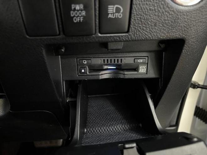 アルファードハイブリッドＳＲ　本州仕入　寒冷地仕様　禁煙車　純正ブラックレザーシート　純正１７インチＡＷ　社外１６ＡＷ＋スタッドレスタイヤ付　純正ナビ　地デジ　Ｂｌｕｅｔｏｏｔｈオーディオ　純正リアフリップダウンモニター　ＥＴＣ 4WD 2500 5Dr