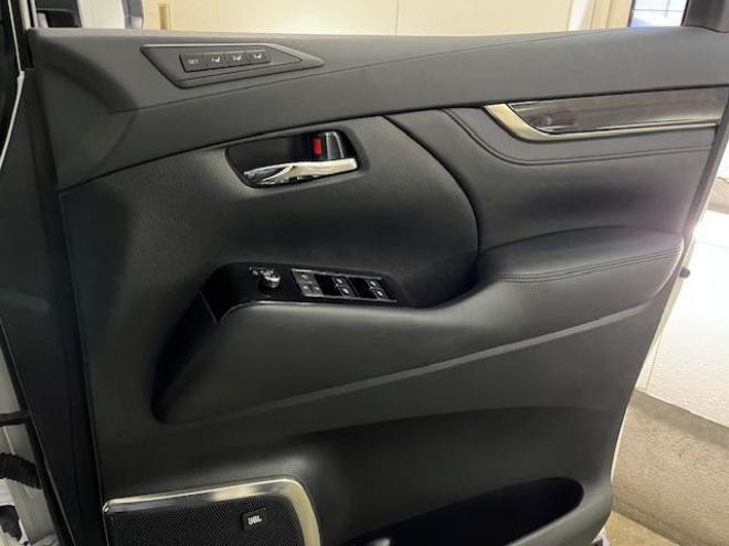 アルファードハイブリッドＳＲ　本州仕入　寒冷地仕様　禁煙車　純正ブラックレザーシート　純正１７インチＡＷ　社外１６ＡＷ＋スタッドレスタイヤ付　純正ナビ　地デジ　Ｂｌｕｅｔｏｏｔｈオーディオ　純正リアフリップダウンモニター　ＥＴＣ 4WD 2500 5Dr