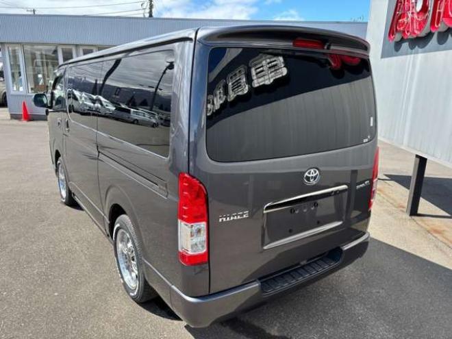 ハイエースバン2.8 スーパーGL ダークプライムII ロングボディ ディーゼルターボ 4WD　グレーメタリック　415COBRAクリーンルック3フロントスポイラー　ステージ2ルーフスポイラー　バッドフェイスBY2ボンネット　バッドラッカー17インチAW　ヨコハマPARADA17インチホワイトレター 2800