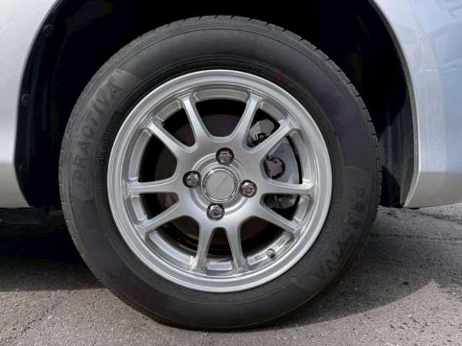 ヴィッツ1.3 F 4WD　キーレス　バックカメラ　純正ナビ　CD  Bluetooth  横滑り防止システム　オート4WD  ワイパーデアイサー　ウィンカーミラー 1300