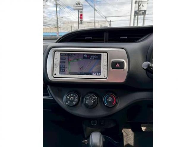 ヴィッツ1.3 F 4WD　キーレス　バックカメラ　純正ナビ　CD  Bluetooth  横滑り防止システム　オート4WD  ワイパーデアイサー　ウィンカーミラー 1300