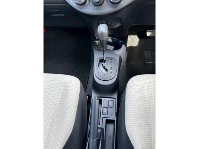 ヴィッツ1.3 F 4WD　キーレス　バックカメラ　純正ナビ　CD  Bluetooth  横滑り防止システム　オート4WD  ワイパーデアイサー　ウィンカーミラー 1300